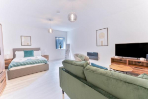 Stunning Birmingham Studio with Parking